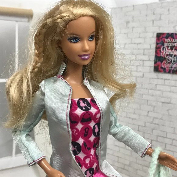 Doctor barbie with a purse - Picture 1 of 3